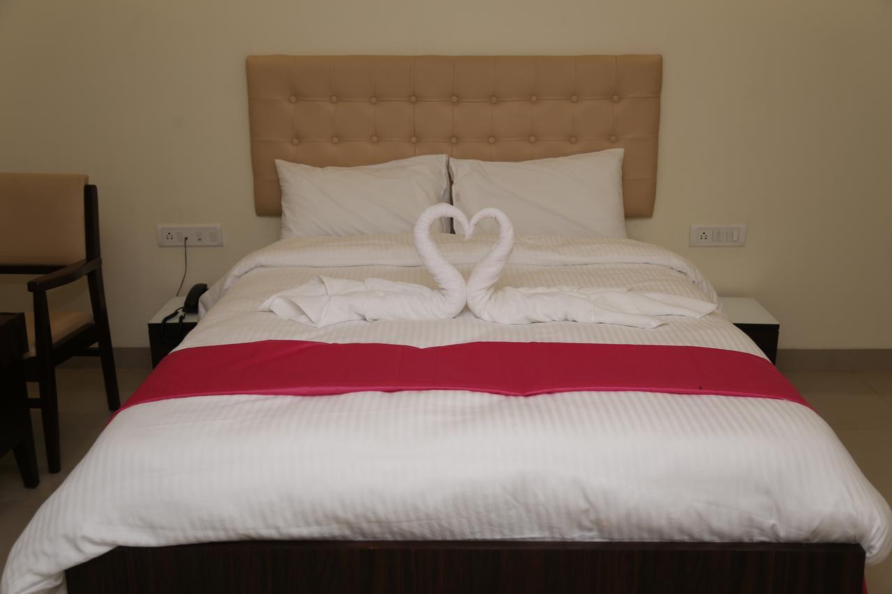 פאנבל Hotel Saheb מראה חיצוני תמונה