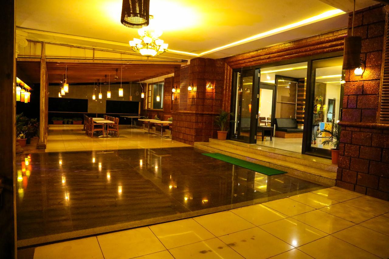פאנבל Hotel Saheb מראה חיצוני תמונה