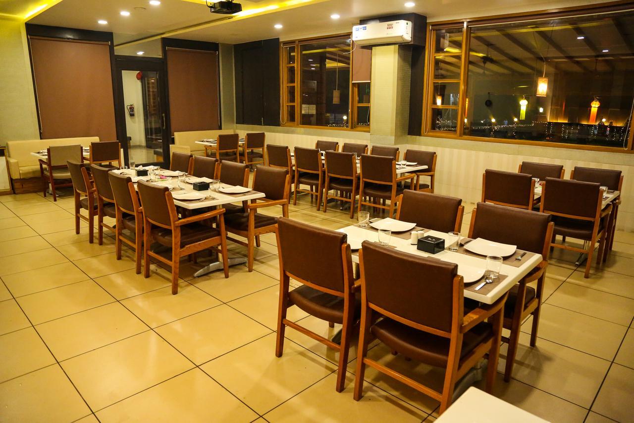 פאנבל Hotel Saheb מראה חיצוני תמונה